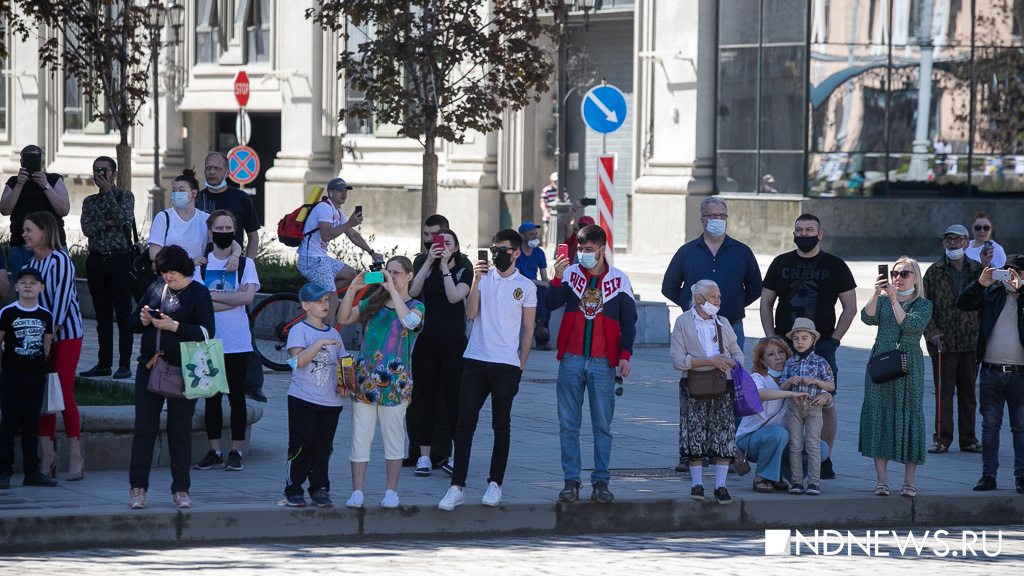Екатеринбуржцы массово вышли в центр отмечать 9 Мая (ФОТО, ВИДЕО)