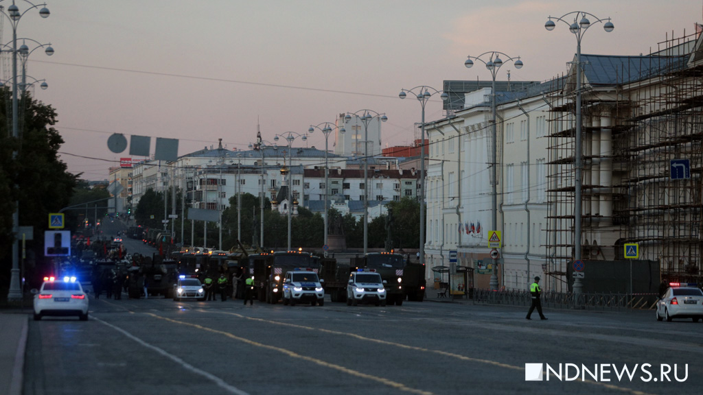 В Екатеринбурге состоялась первая ночная репетиция парада Победы с техникой на площади 1905 года (ФОТО)