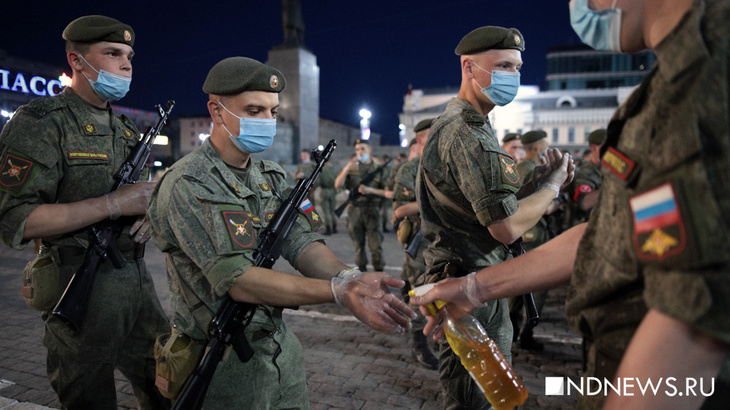 В Екатеринбурге состоялась первая ночная репетиция парада Победы с техникой на площади 1905 года (ФОТО)