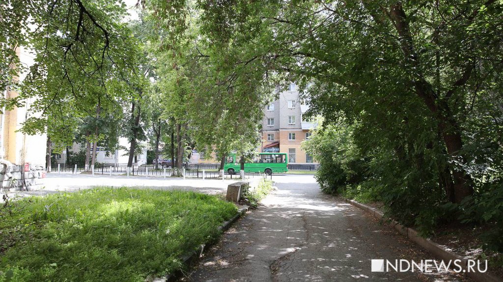 Мэрия отмежевала участок между жилой сталинкой и баней-памятником. Что там будет? (ФОТО)