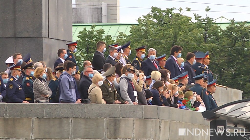 Толпы зрителей и никакой дистанции даже среди чиновников – как прошел парад Победы (ФОТО, ВИДЕО)