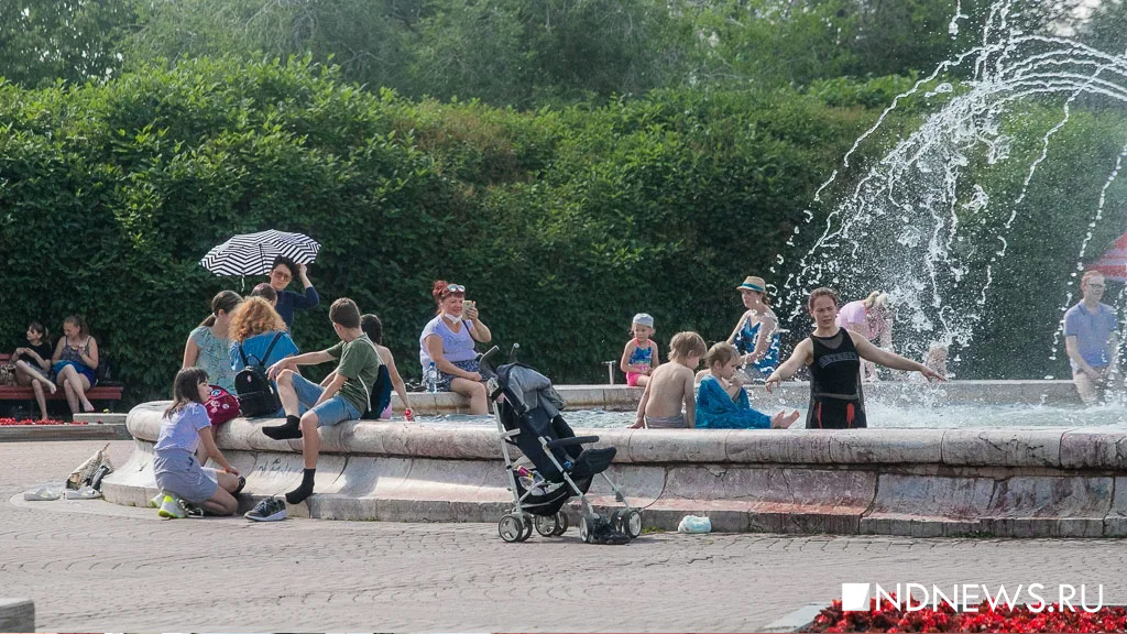В Екатеринбурге взрослые и дети открыли сезон купания в фонтанах (ФОТО)