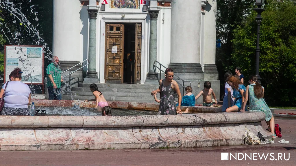 В Екатеринбурге взрослые и дети открыли сезон купания в фонтанах (ФОТО)