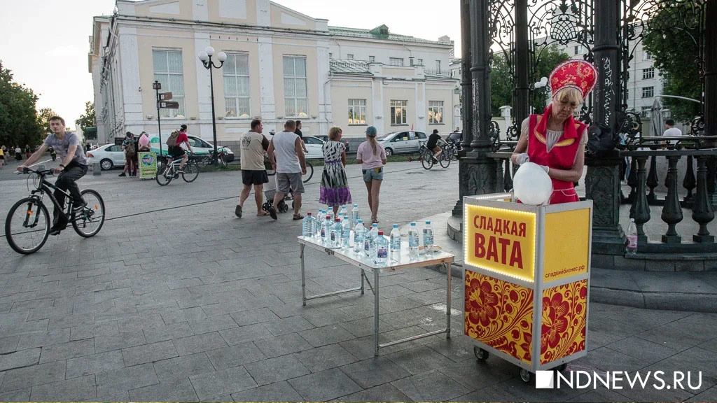 Сладкая вата, «лопни шарик», фото с совой: центр Екатеринбурга превращается в курорт из 90-х (ФОТО)