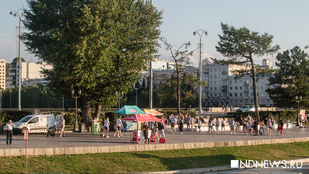 Сладкая вата, «лопни шарик», фото с совой: центр Екатеринбурга превращается в курорт из 90-х (ФОТО)