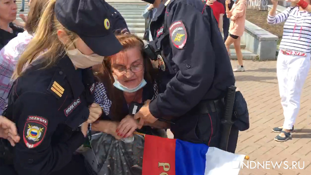 На акции в поддержку протеста в Хабаровске у театра драмы задержали мужчину (ФОТО, ВИДЕО)