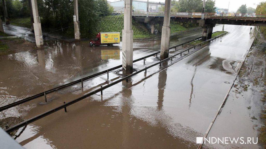 ГИБДД закрыла улицу Шефскую – там опять потоп (ФОТО)