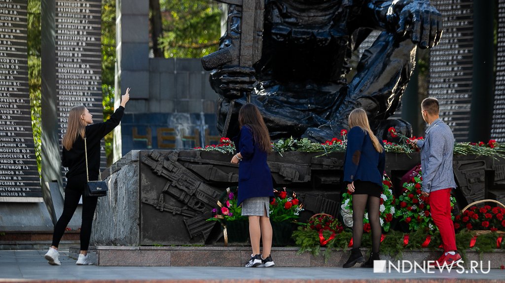 К мемориалу «Черный тюльпан» возложили цветы в память о жертвах терроризма (ФОТО)