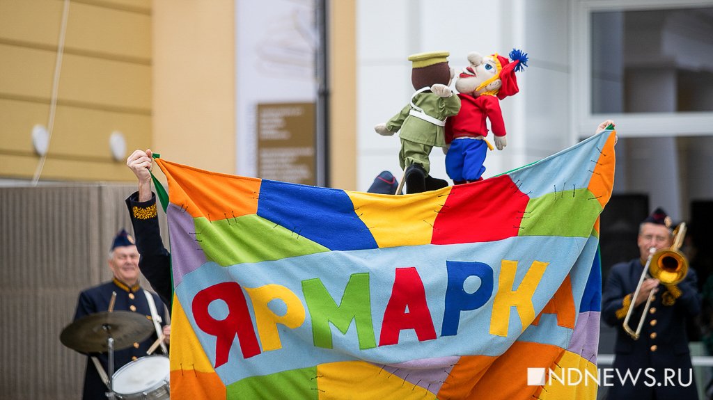 В центре Екатеринбурга четырехметровый волшебник и гигантская лошадь собрали толпу зрителей (ФОТО)