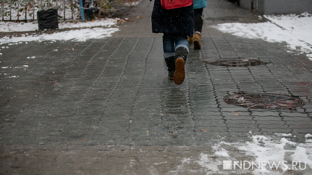 В Екатеринбурге грязно и скользко: еще неделю снегопады будут чередоваться с оттепелью и заморозками (ФОТО)