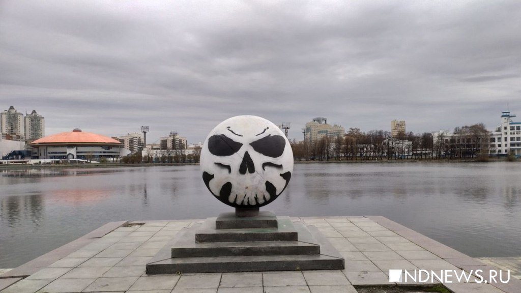 Гранитные шары на набережной Исети снова преобразились – в честь Хэллоуина (ФОТО)