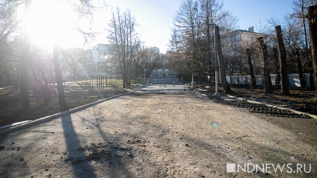 Фонари, дорожки и будущая футбольная площадка. Что сделали за полгода реконструкции в парке за Дворцом молодежи (ФОТО)