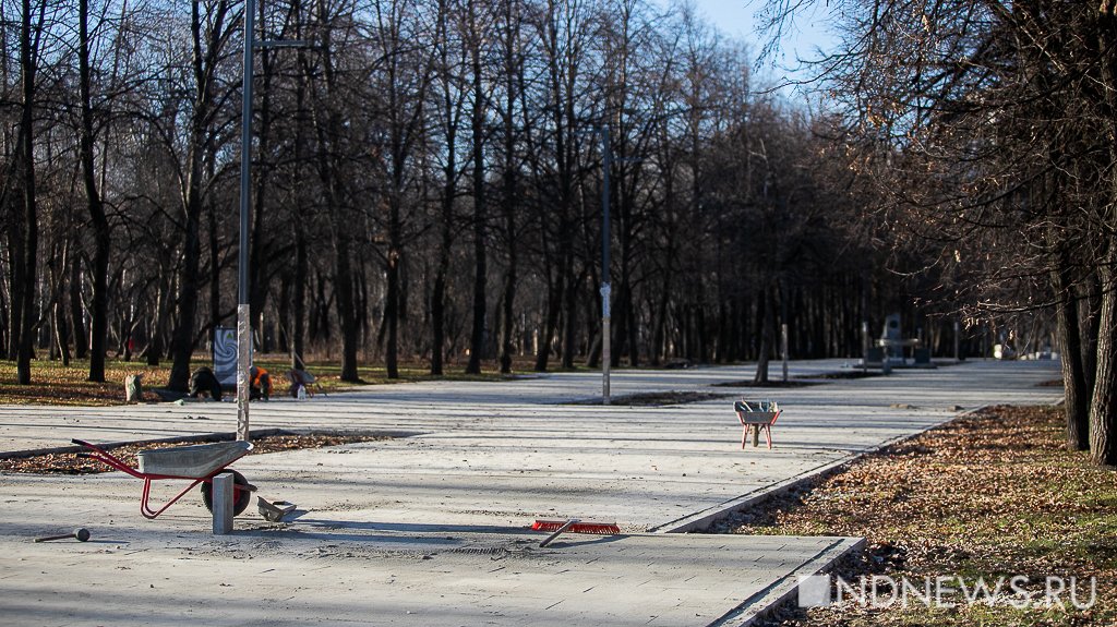 Фонари, дорожки и будущая футбольная площадка. Что сделали за полгода реконструкции в парке за Дворцом молодежи (ФОТО)