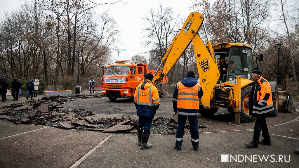 Новый День: В только что отремонтированном парке снимают асфальт (ФОТО)