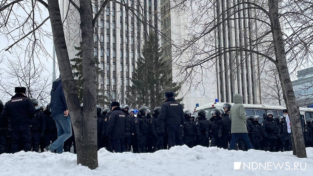 Толпа протестующих пришла в сквер. На акции в защиту Навального уже 7 тысяч человек (ФОТО)