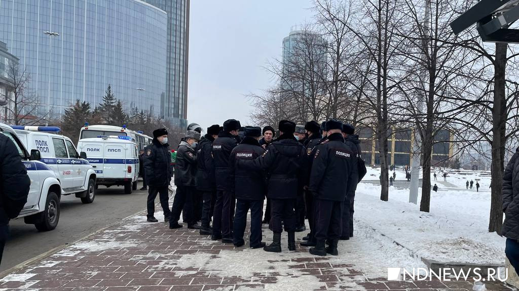 Зачем полиция ходит по квартирам. Протесты в Екатеринбурге полиция. Иди милиция. Полиция которая ходит по улицам. Полицейский идет.