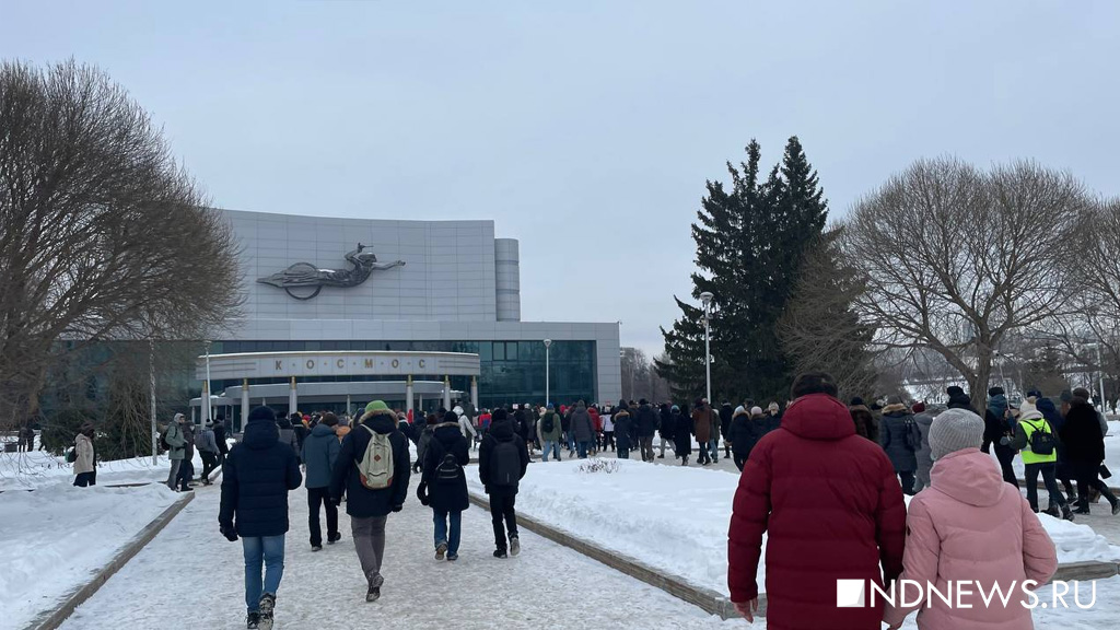 Протестующие ушли из сквера по льду городского пруда к стадиону «Динамо» (ФОТО)