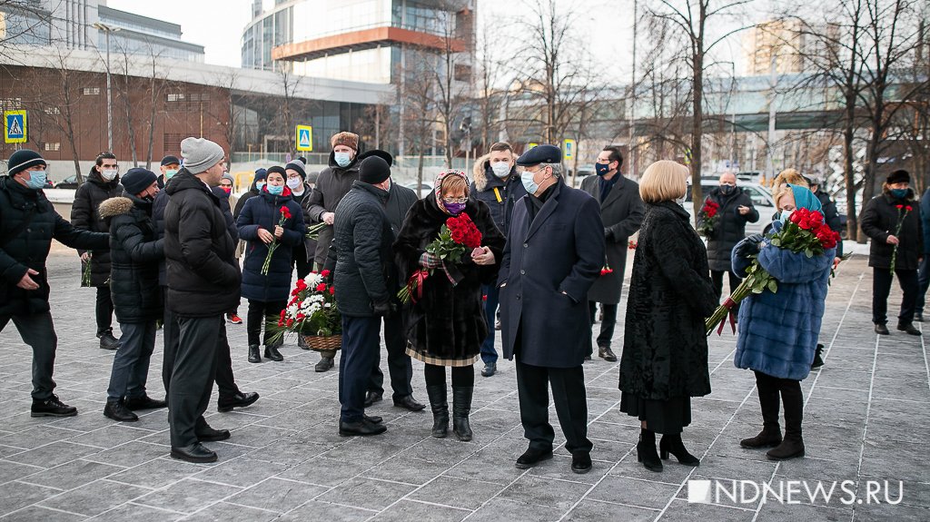 Ельцину – 90. В Екатеринбурге к памятнику возложили цветы и открыли выставку неформальных фотографий (ФОТО)