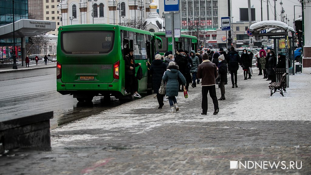 Екатеринбург растаял и испачкал людей и машины: фоторепортаж с грязных улиц (ФОТО)