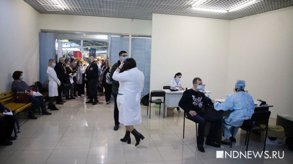 Толпы и отсутствие дистанции: в ТЦ Екатеринбурга начали прививать от коронавируса (ФОТО, ВИДЕО)