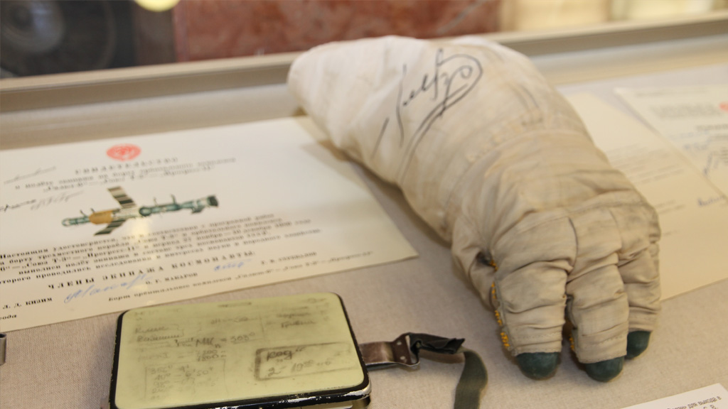 В музее УГМК появились скафандр космонавтра и медаль Юрия Гагарина (ФОТО)