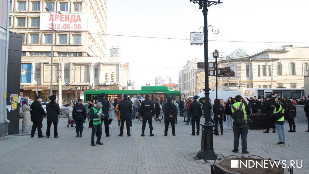Толпа протестующих пошла по улице Малышева (ФОТО)