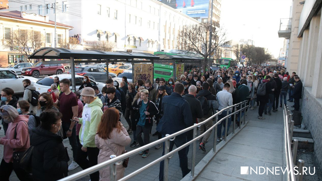 Толпа протестующих пошла по улице Малышева (ФОТО)