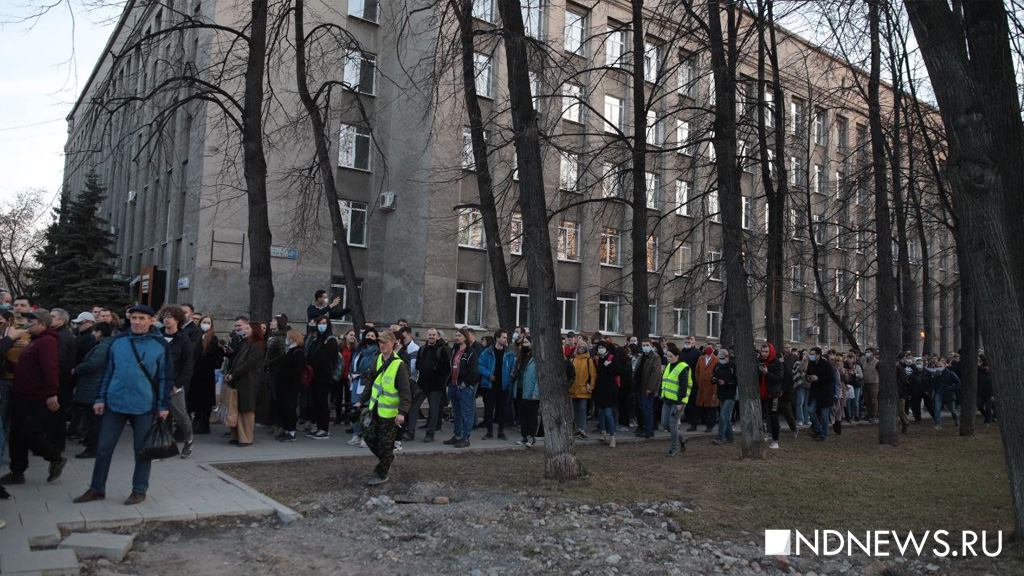 Свердловские власти насчитали 5 тысяч участников несанкционированного шествия (ФОТО)