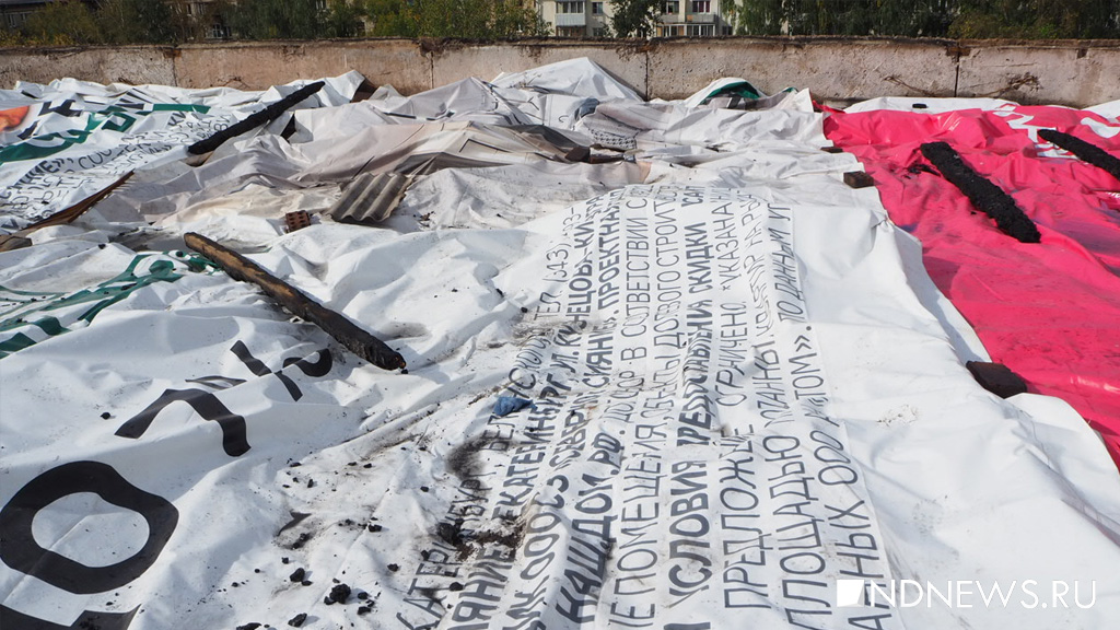 «Рабочих нет, сама сливаю воду с крыши». Дом на Мичурина, где сгорела крыша, начало заливать (ФОТО)