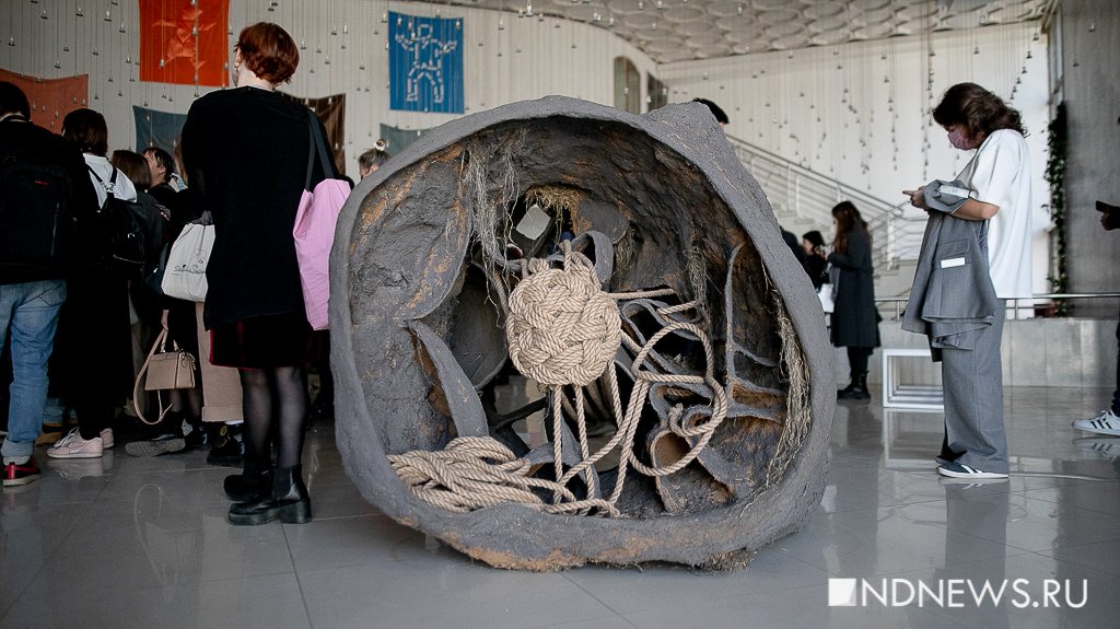 Виртуальный Сталин, сторожевая будка и грязные носки: что увидят посетители биеннале (ФОТО)