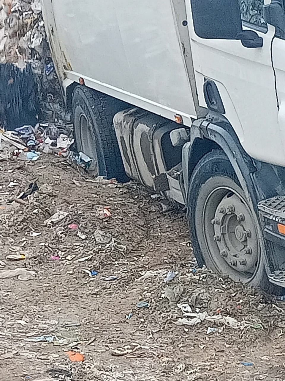 Под Екатеринбургом мусоровоз провалился в толщу отходов (ФОТО)