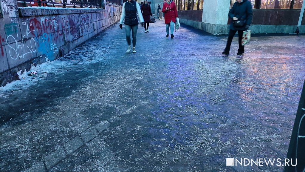 Очень скользко: в Екатеринбурге вся грязь превратилась в голый лед (ФОТО, ВИДЕО)