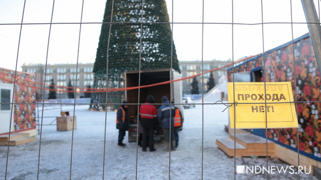 На площади 1905 года почти закончили собирать елку. Льда нет (ФОТО)