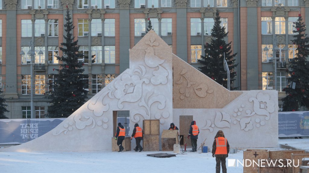 На площади 1905 года почти закончили собирать елку. Льда нет (ФОТО)