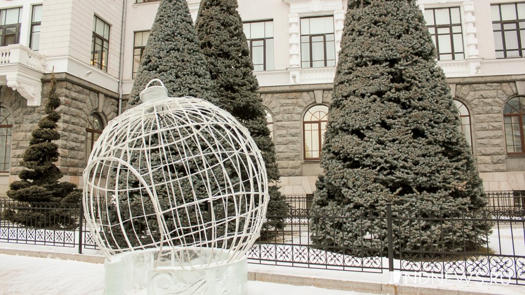 «На 8 баллов из 10»: главный художник Екатеринбурга оценил, как украшен город к Новому году (ФОТО)
