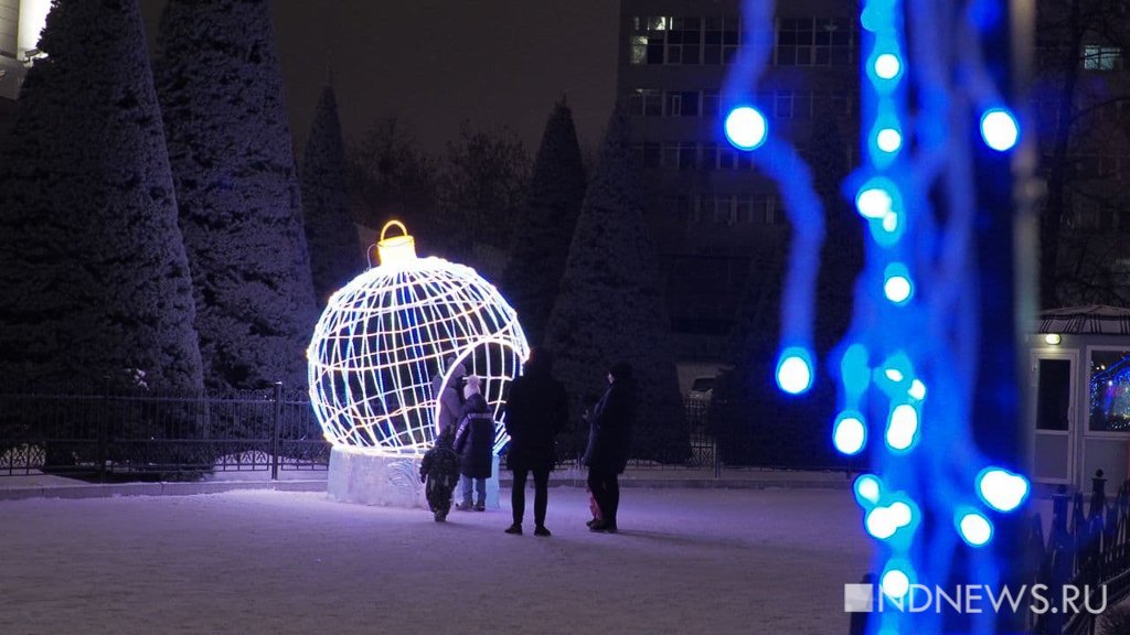 «На 8 баллов из 10»: главный художник Екатеринбурга оценил, как украшен город к Новому году (ФОТО)