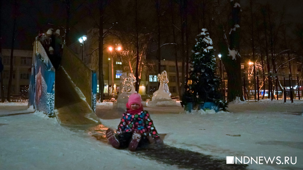 Какой район Екатеринбурга похвастается самой красивой елкой? Смотрим, где откроют городки (ФОТО)