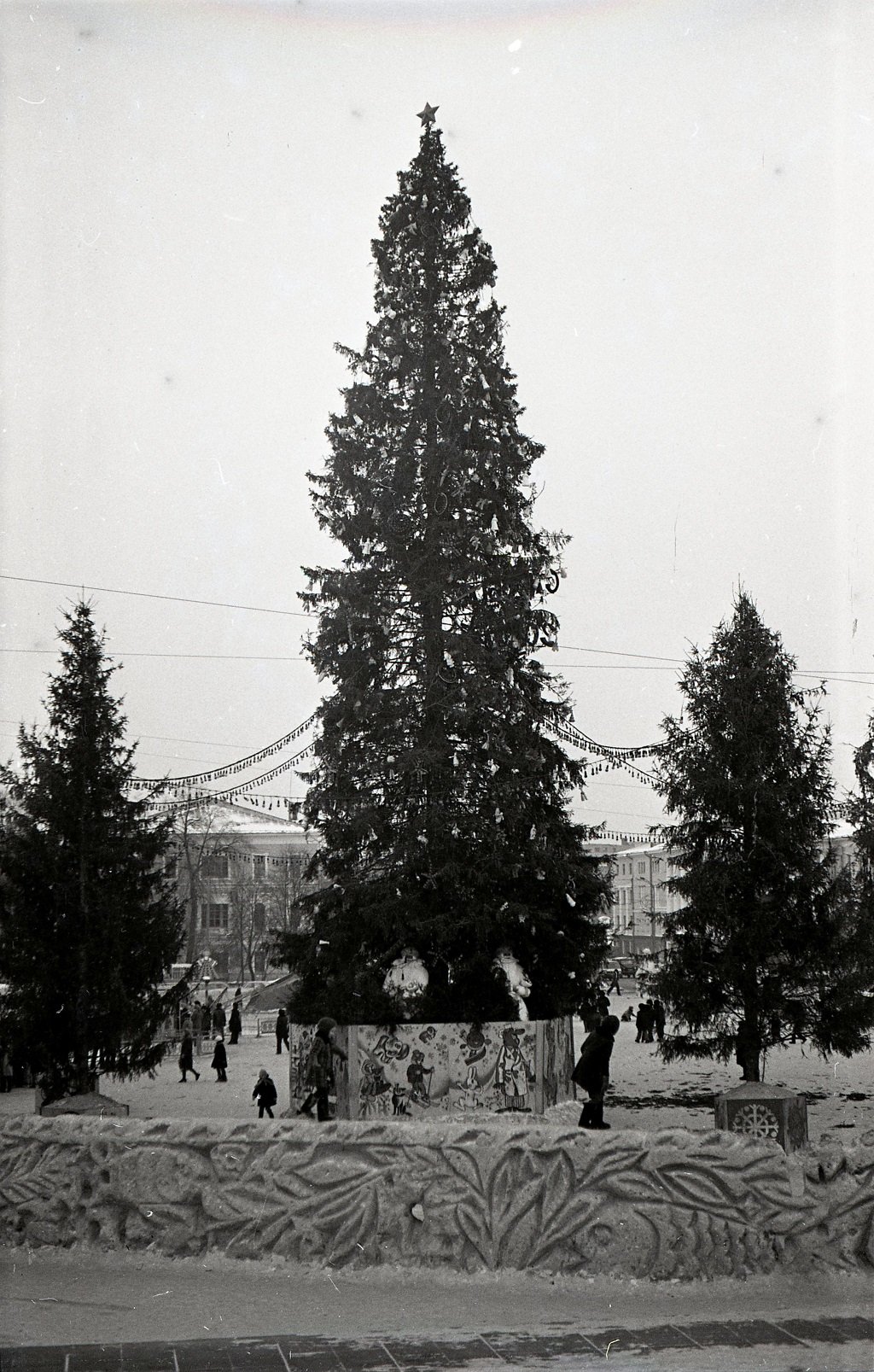 История одной елки: как изменилось главное дерево Екатеринбурга за 80 с лишним лет (ФОТО)