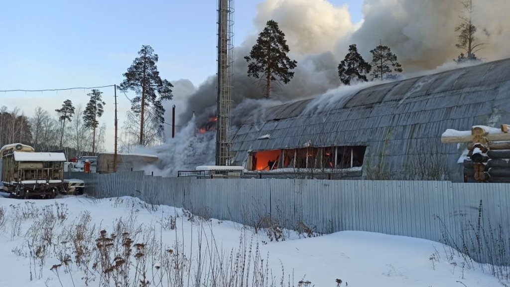 В Екатеринбурге крупный пожар на промплощадке. Внутри раздаются взрывы (ФОТО)