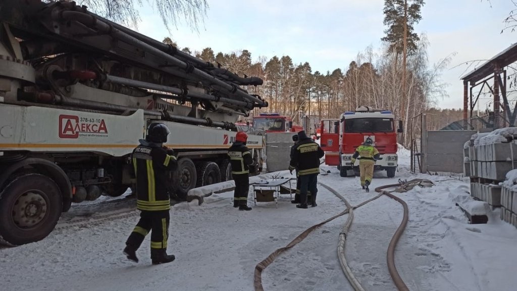 В Екатеринбурге крупный пожар на промплощадке. Внутри раздаются взрывы (ФОТО)