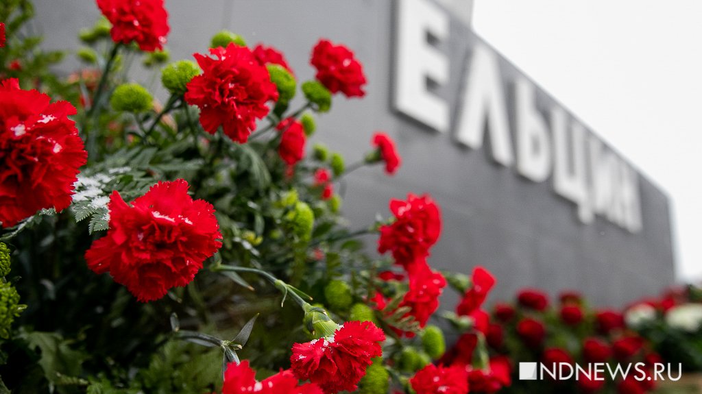 Якушев, Куйвашев и Орлов возложили цветы к памятнику Ельцину (ФОТО)