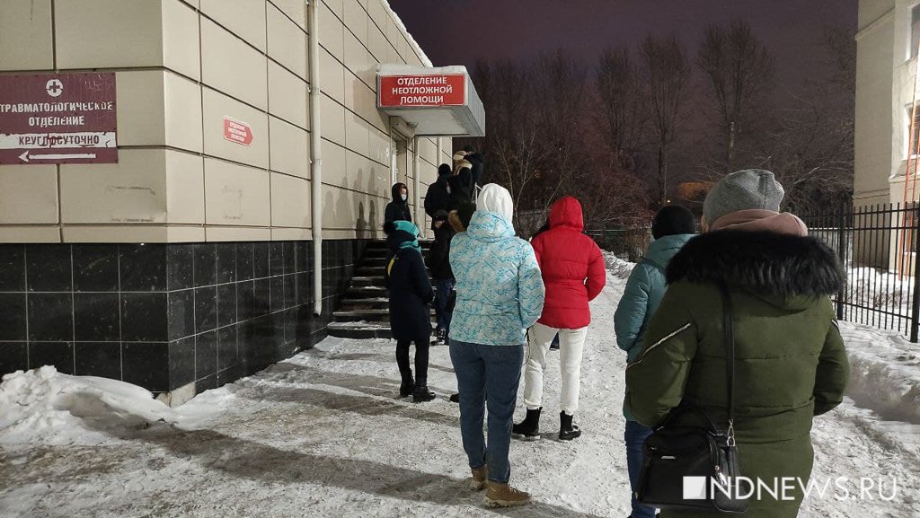 Жители Екатеринбурга продолжают атаковать поликлиники: в очередях – до сотни больных (ФОТО, ВИДЕО)