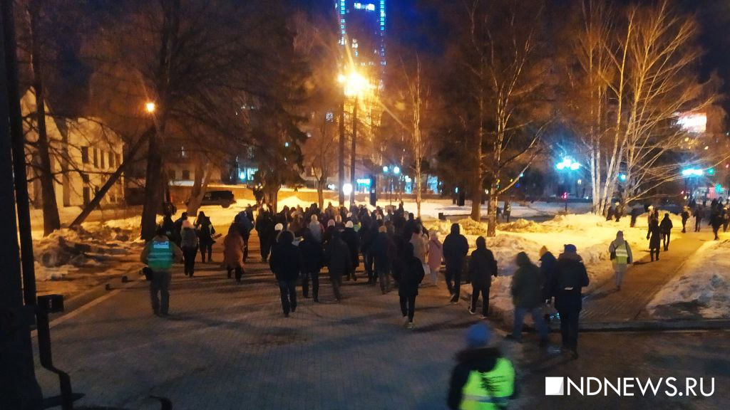 Антивоенный митинг в центре Екатеринбурга начался с задержаний (ФОТО)