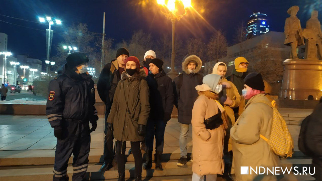Антивоенный митинг в центре Екатеринбурга начался с задержаний (ФОТО)