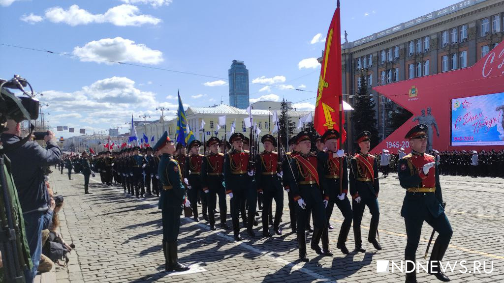 В Екатеринбурге прошла генеральная репетиция парада: были конные всадники, техника и самолеты (ФОТО, ВИДЕО)