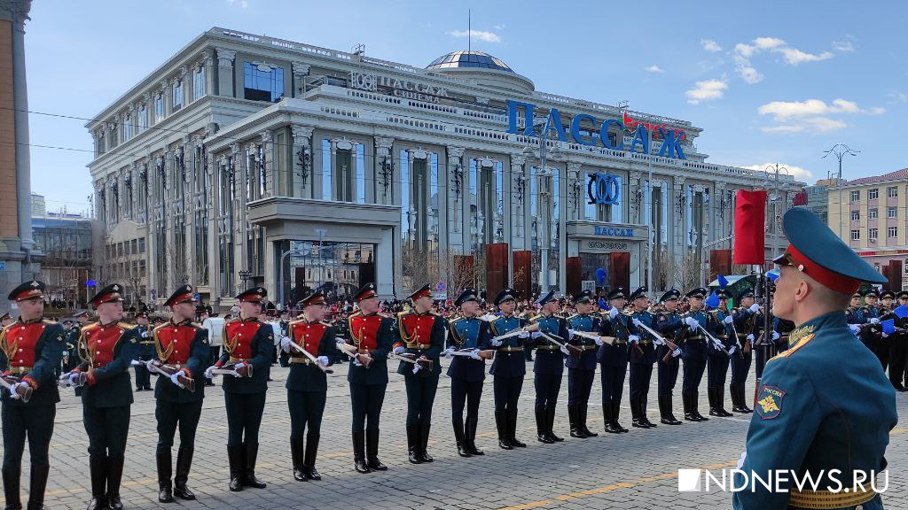 В Екатеринбурге прошла генеральная репетиция парада: были конные всадники, техника и самолеты (ФОТО, ВИДЕО)
