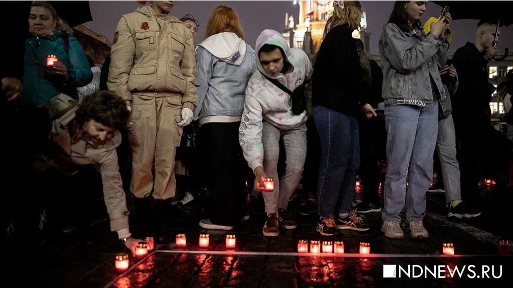 Тысячи свердловчан впервые с 2019 года вышли на мемориальную акцию «Свеча памяти» (ФОТО)