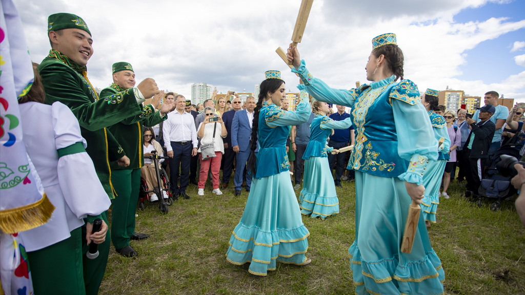Скачки, танцы и баран: в Академическом отпраздновали Сабантуй (ФОТО)