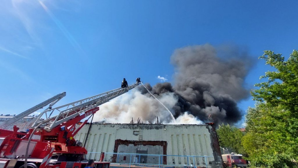 В Тюмени горит административное здание (ФОТО)