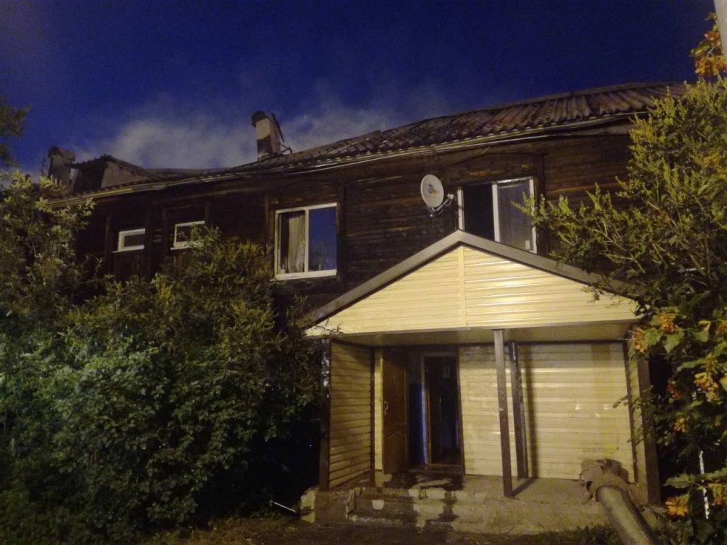 В Тюмени сгорел жилой дом, жильцов эвакуировали, здание взяли под охрану (ФОТО)